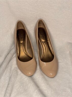 Life Stride Nude Heels Size 9.5